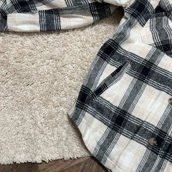 Aeropostale Size Small Oversized Cream Black Plaid Button Front Shacket Jacket - Picture 4 of 6